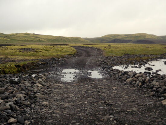 tiefer ging es über Schotter und durch Wasser