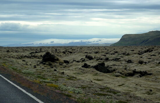 mit alter Lava der Lakiausbrüche im Vordergrund
