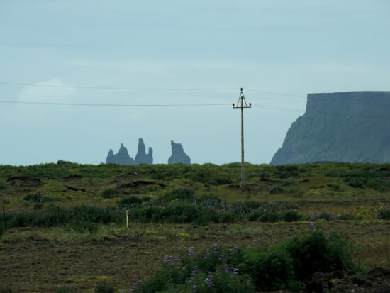 die Felsspitzen Reynisdranger bei Vík kommen in Sicht