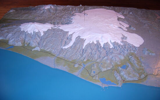 Eyjafjallajökull links und Mýrdalsjökull rechts mit Vík am unteren rechten Rand