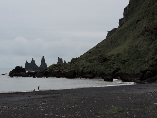 die Felsspitzen Reynisdranger vor Vík