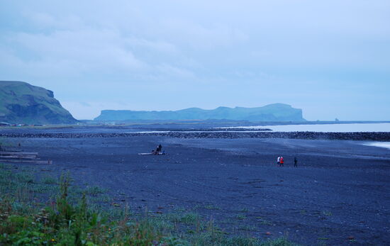 Blick über den Strand zum Inselberg Hjörleifshöfði