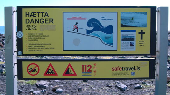 hier wird vor der Gefahr am Strand gewarnt, trotzdem verunglücken viele Touristen, oft tödlich