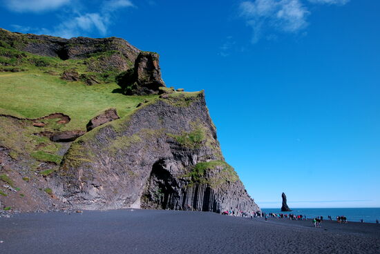 der Strand mit der seitlichen Höhle