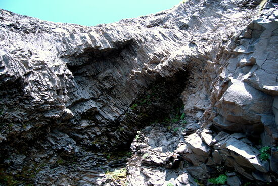 Gesteinsformationen an der Höhle