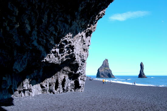 Blick aus der Höhle auf Reynisdrangar, die Trolle, die vom Tageslicht überrascht worden waren und zu Stein wurden