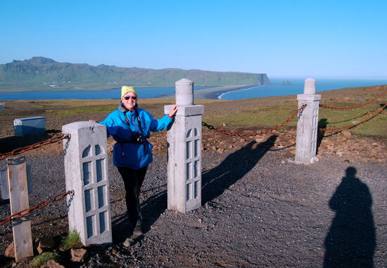 wir beide auf Dýrhólaey mit Blick auf Reynisfjara