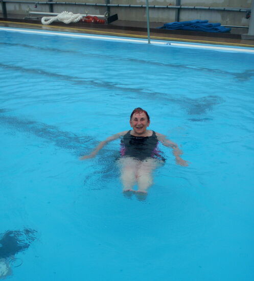 im warmen Schwimmbad