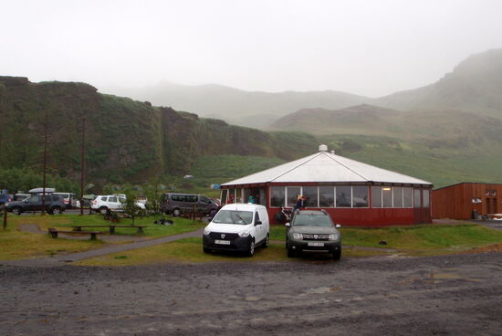Andrang am Servicehaus, die Küche als Regenschutz