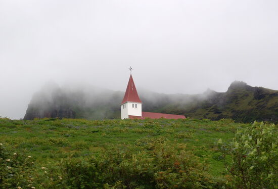 die Kirche von Vík oberhalb des Campingplatzes
