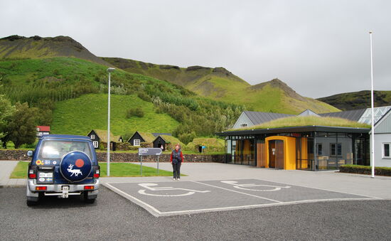 vor dem Museum Skógar