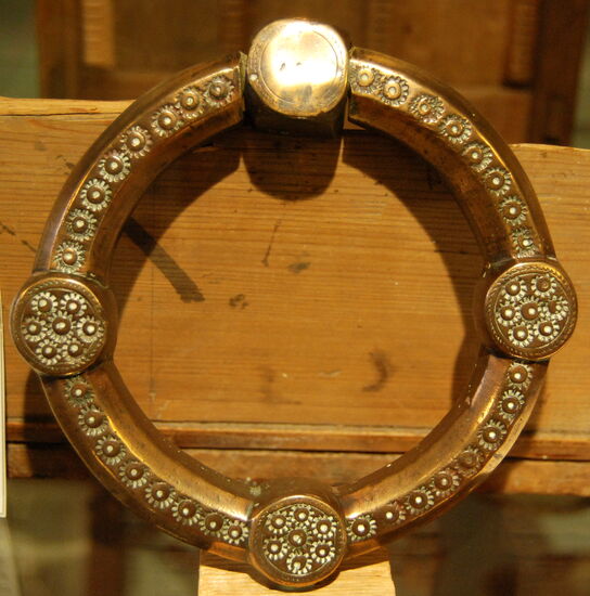 das Symbol des Museums, früher Türgriff der Kirche