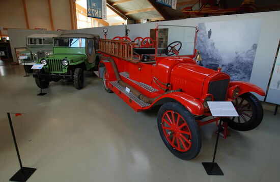 Fahrzeuge in der Halle