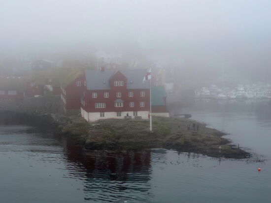 Tórshavn im Nebel