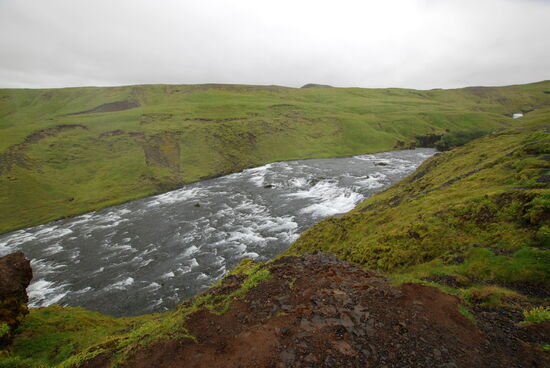 Flußlauf oberhalb des Wasserfalls