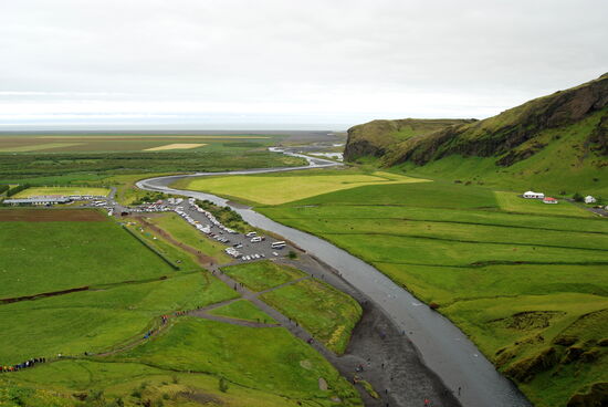 Abfluß des Skógafoss mit Parkplatz und Blick zum Sander