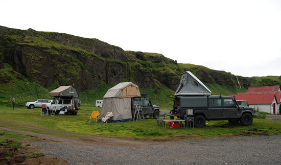 und Land Rover mit Dachzelten