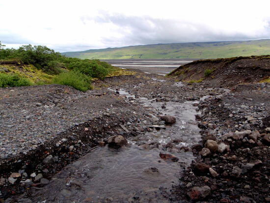 viele Bäche flossen vom Gletscher zum Fluß