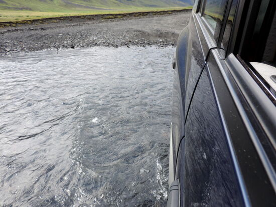 man soll sie sehr langsam durchqueren, daß (fast) keine Wellen entstehen