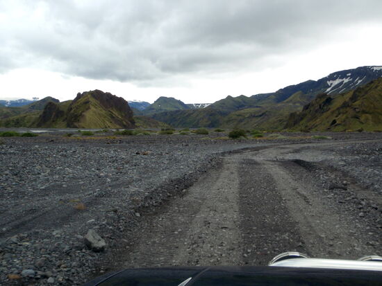 teilweise führte die Piste durch das Flußbett