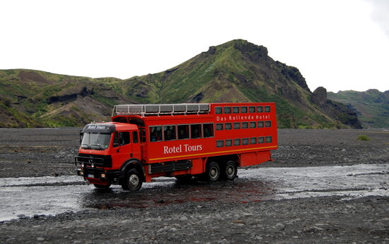 Rotel-Fahrzeug kommt aus Richtung Þórsmörk zurück
