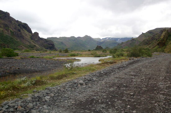 weiter auf der F 249 an der Krossá entlang