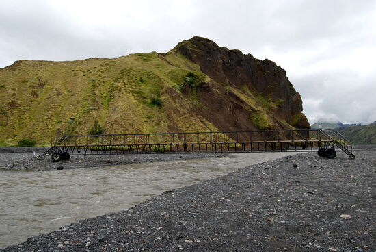 mobile Brücke, über die Wanderer Húsadalur erreichen konnten