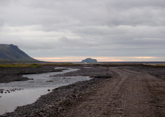 Fahrt auf die Felsformation Stóra-Dímon zu