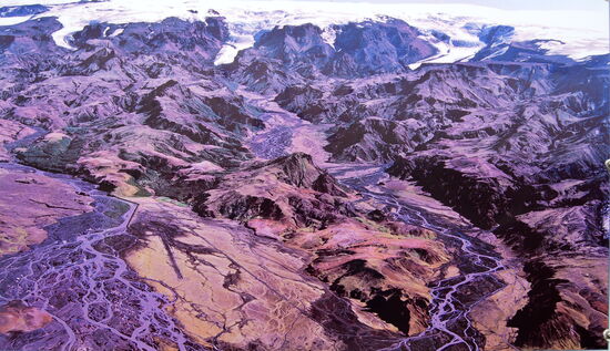 Luftbild von der Informationstafel am Beginn der 249: rechts die Krossá, links Markarfljót