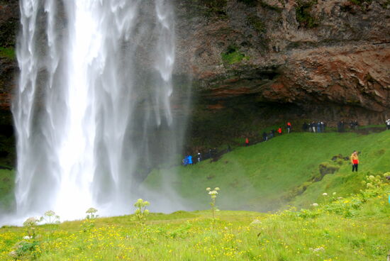 Völkerwanderung hinter dem Wasserfall