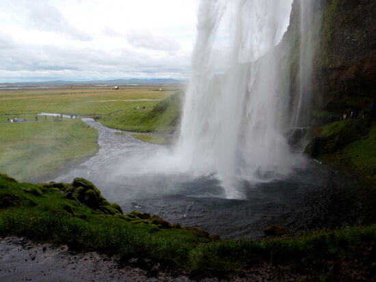 Wasserfall mit Abfluß und Blick ins flache Land