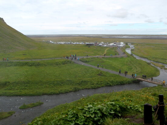 der Parkplatz war voll mit Touristen