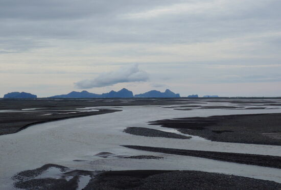 die Westmännerinseln hinter dem Abfluß der Markarfljót