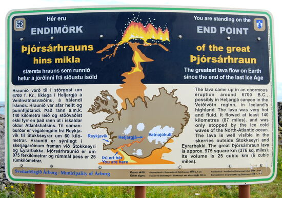 Informationstafel beschreibt den Lavafluß 6700 v.u.Z. von der Heljargjá am Vatnajökull zum Meer hier bei Stokkseyri