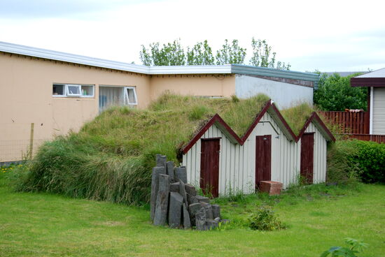 kleine Torfhäuser im Garten