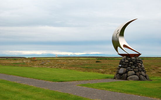 Denkmal am Weg vom Campingplats zum Leuchtturm am Meer