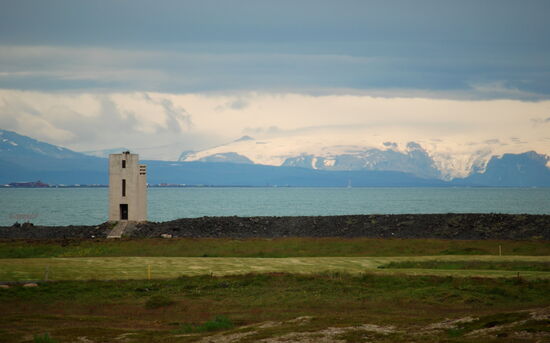 Der Leuchtturm Þorlákshöfn, dahinter Stokkseyri