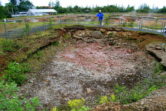 noch eine leere Quelle mit dem Kafé und Gewächshaus im Hintergrund