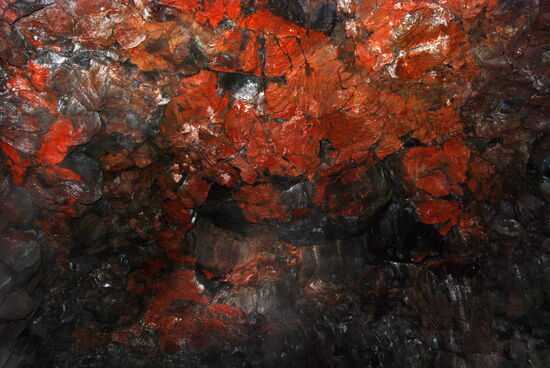 Gesteinsfärbungen in der Höhle