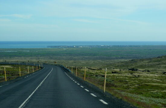 Abfahrt vom Bergrücken auf Þorlákshöfn zu