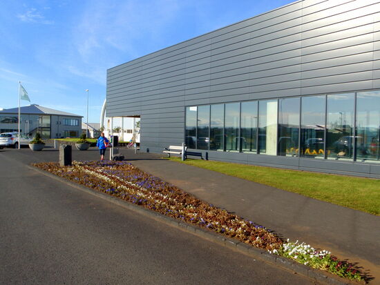 vor dem Schwimmbad gab es einen Blumen-Ísland-Wimpel