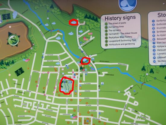 Stadtplan von Hveragerði auf einer Informationstafel: zuerst waren wir im Geothermalpark, unterer Kreis, dann in dem oberen Geothermalgebiet und zum Schluß am Wasserfall in der Mitte