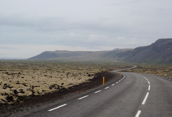die Straße schlängelte sich durch die alte Lava