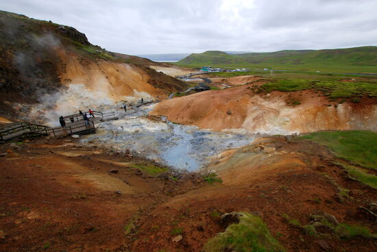 Bohlenwege führten vom Parkplatz durch das Gelände
