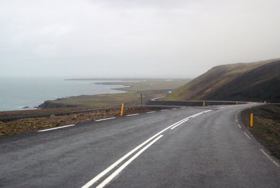 dann schlängelte sich die Straße zum Meer hinunter