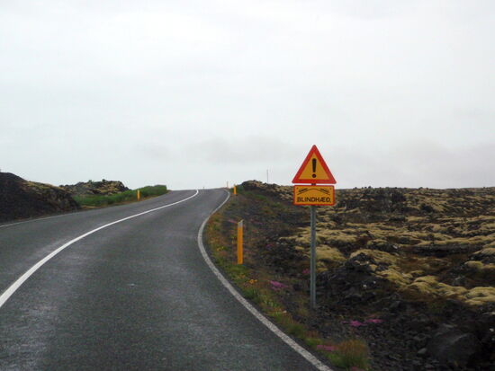 unübersichtliche Straßenkuppe, Blindhæð