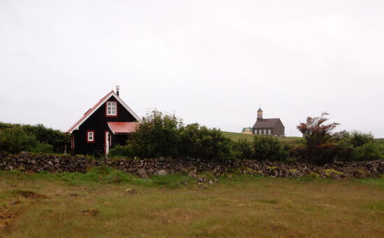 im Hintergrund Hvalsneskirkja