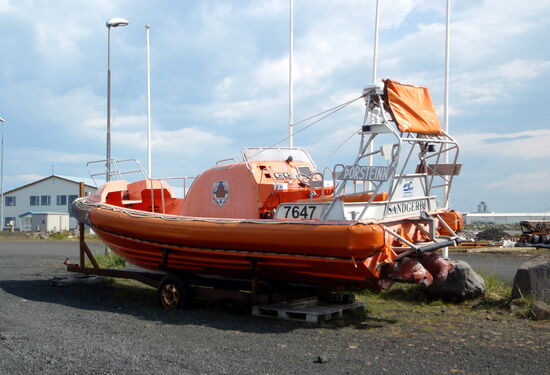 offenes Rettungsboot an Land auf dem Anhänger