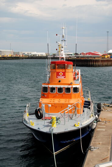 und das große Rettungsboot im Hafen