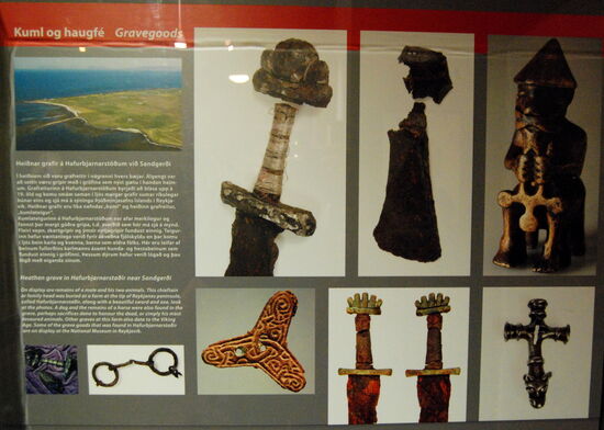 Tafel mit Fundstücken